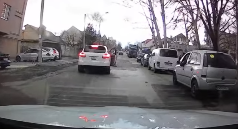 (ВИДЕО) В Кишиневе маленький ребёнок выбежал на дорогу и едва не попал под колёса — водитель отругал мать