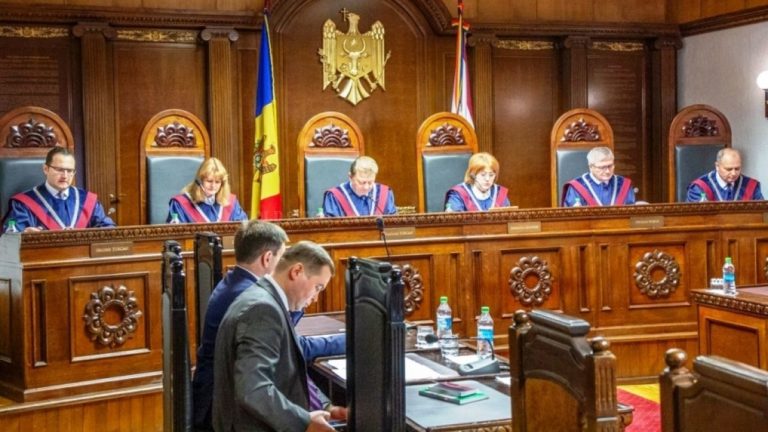 Зарплата судей Конституционного суда увеличилась почти вдвое