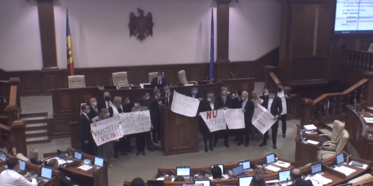 СРОЧНО! Блок коммунистов и социалистов заблокировал парламентскую трибуну