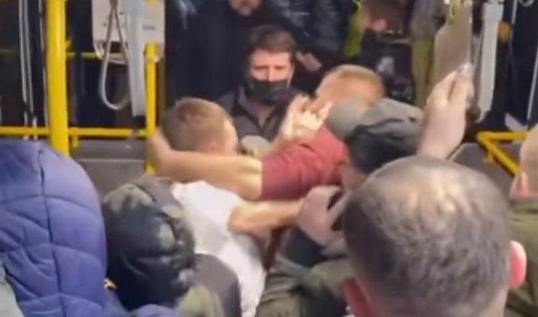 (ВИДЕО) Массовая драка произошла в автобусе Кишиневского аэропорта