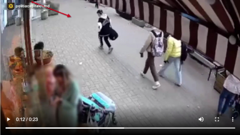 (ВИДЕО) Полиция Кишинева просит помощи в поисках подростка, нашедшего iPhone