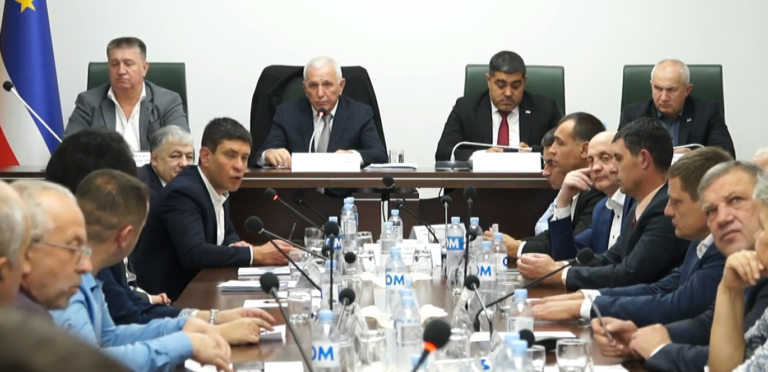 Депутаты НСГ уже 4 часа не могут договориться о процедуре избрания спикера. В чем причина