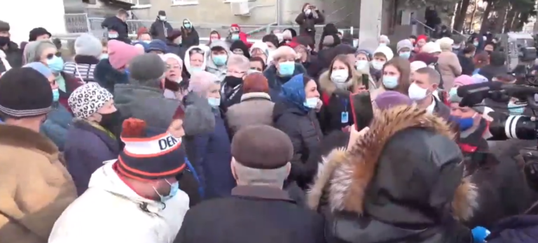 (LIVE) «Марина, мы с тобой». Десятки людей вышли на протест к зданию суда Бельц