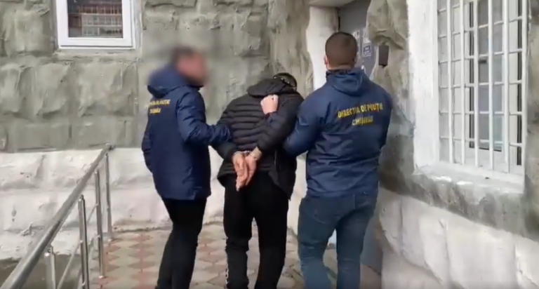 (ВИДЕО) Около 2,5 тысяч фальшивых долларов ввели в обращение двое жителей Кишинева. Их «схему» выявила полиция