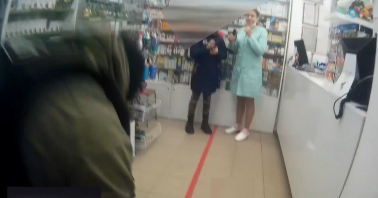 (ВИДЕО) Агрессивный человек преследовал 12-летнюю девочку в Кишиневе. Ей удалось спрятаться в аптеке