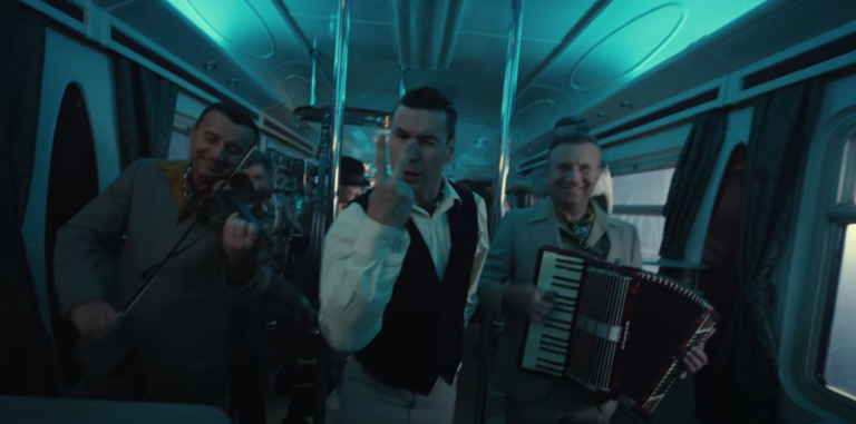 (ВИДЕО) Zdob și Zdub и братья Адваховы показали клип к песне Trenulețul. Смотрите