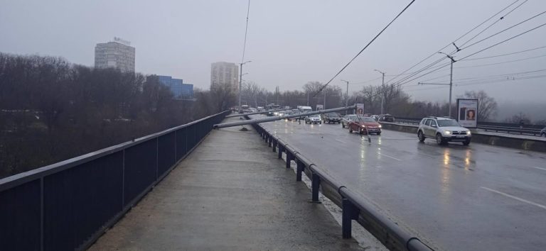 Вчера на виадук в Кишиневе упало несколько столбов. Управление электротранспорта объяснило причины