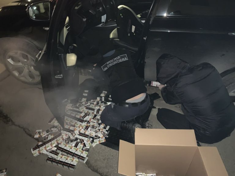 (ФОТО) На КПП в Скулянах снова задержали автомобиль, набитый контрабандными сигаретами