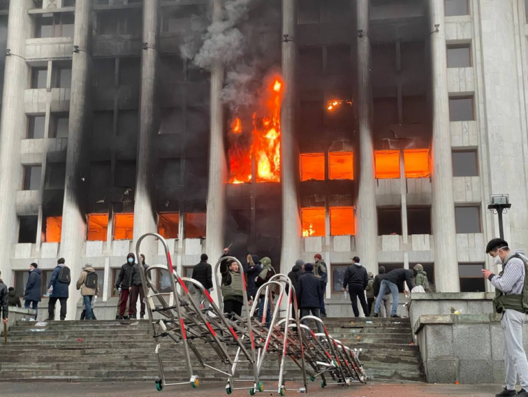 (ФОТО) Городская Дума в Алматы в огне