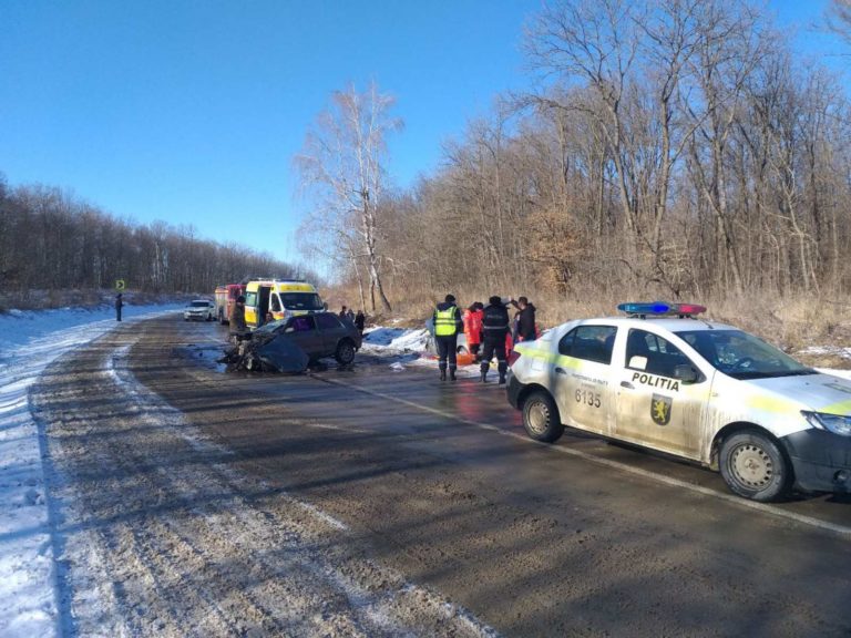 В Ниспоренах столкнулись лоб в лоб два автомобиля. Пять человек попали в больницу