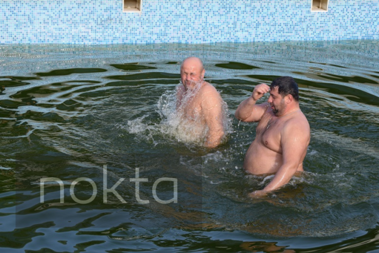 «Мороз убивает все бактерии». Жители Комрата окунулись в воду на Крещение, им не страшен COVID-19