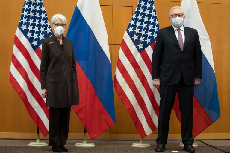 «США не позволят никому прервать политику „открытых дверей“ НАТО». Итоги переговоров в Женеве