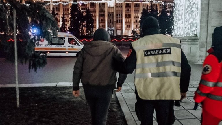 Мужчине стало плохо на улице в Кишиневе, ему помогли карабинеры