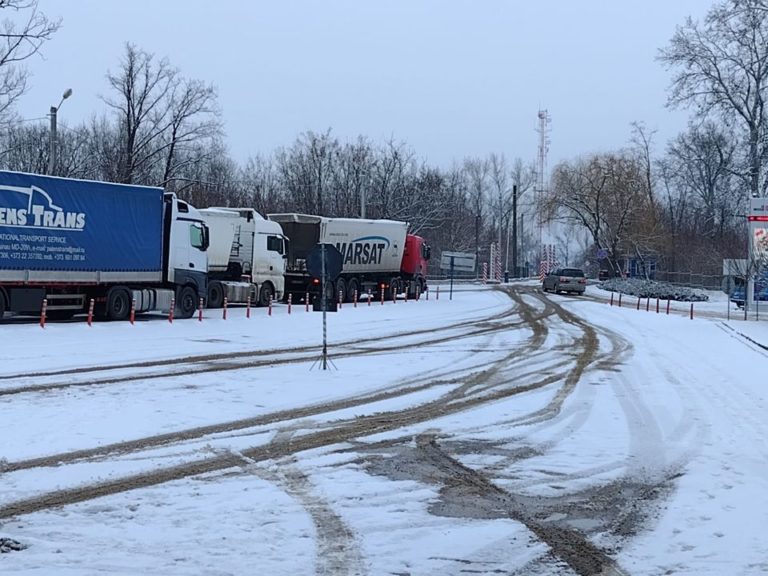 На КПП в Скулянах стоят десятки фур. Погранполиция рекомендует другие пункты пропуска