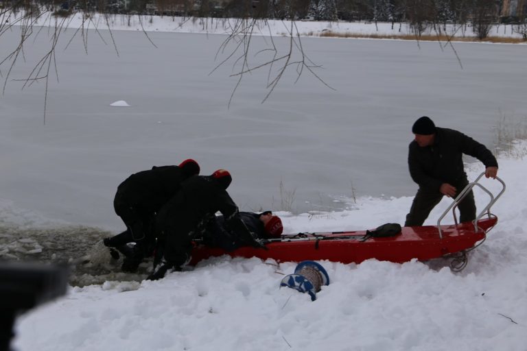На озере Гидигич рыбак провалился под лед. Спасатели оказались рядом