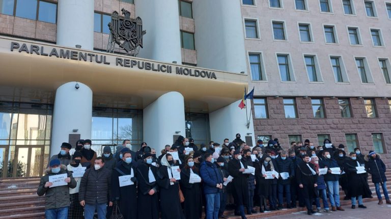 Десятки адвокатов протестуют перед зданием парламента