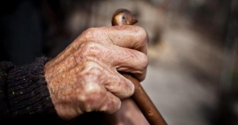 В Каушанах избили и ограбили 90-летнего мужчину в его собственном доме. Среди нападавших — несовершеннолетний