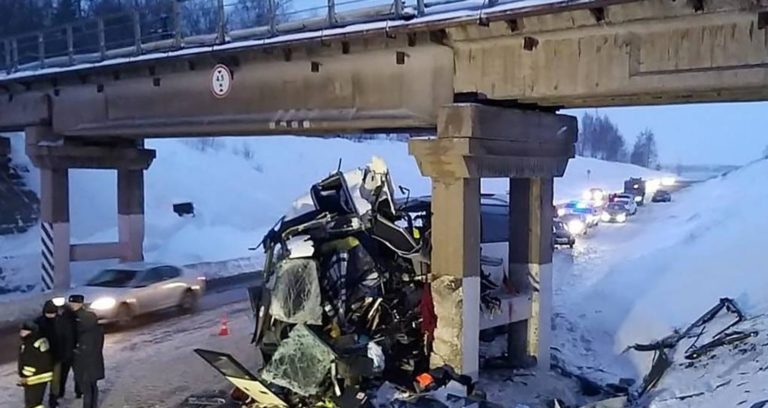 Серьезное ДТП в России: 5 человек погибло, еще 22 человека получили травмы