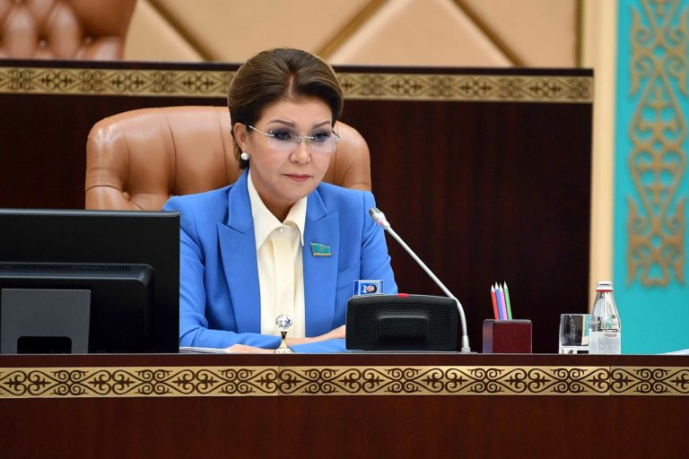 Дочь Назарбаева не пришла на заседание парламента. Чем это обьяснили?