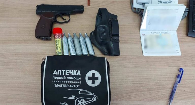 Двое иностранцев пытались пересечь границу без документов или с фальшивкой, у одного нашли пневмопистолет