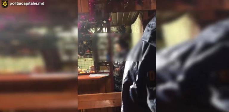 (ВИДЕО) 60-летний кишиневец обустроил подпольное кафе. Полиция изъяла 75 бутылок «элитного» алкоголя