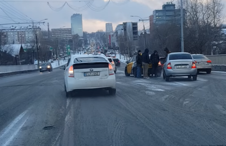 (ВИДЕО) Цепное ДТП в Кишиневе: на Ботанике столкнулись несколько машин
