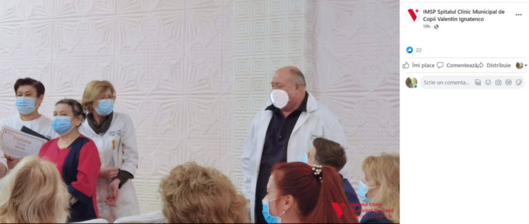 Администрация детской больницы извинилась за пририсованные маски врачам на фото