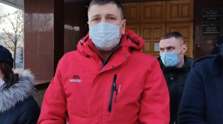 «Василе Костюк публичное лицо и он не представляет опасности». Партия Democrația Acasă протестует у здания CNA