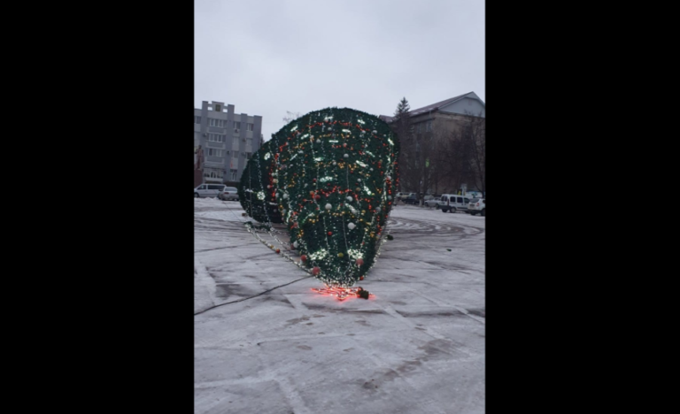 В Бричанах главная новогодняя елка города упала из-за сильного ветра