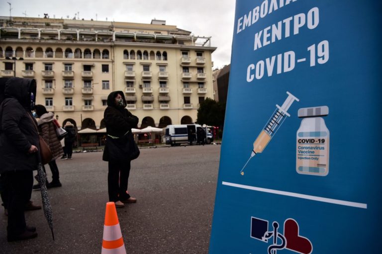 Греция одобрила введение четвертой дозы вакцины против COVID-19, но не для всех