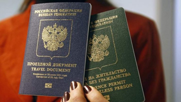 В Москве выдали первый «паспорт негражданина»