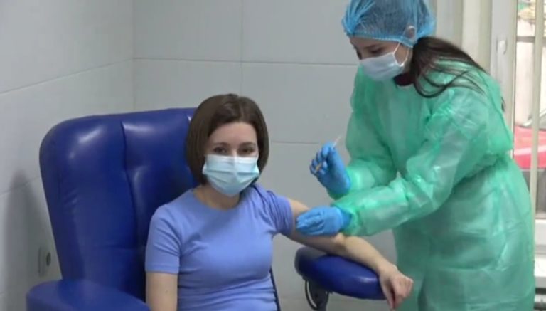Майя Санду сделала третью дозу вакцины против COVID-19