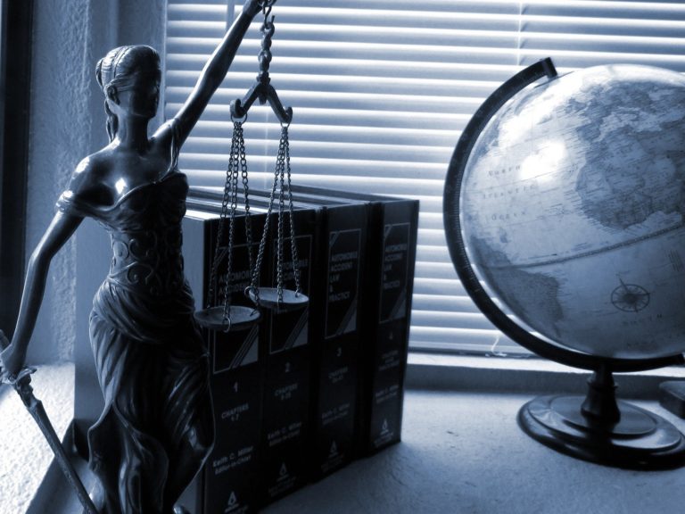 Сотрудник бюро миграции помогал украинцам-нелегалам — дело в суде