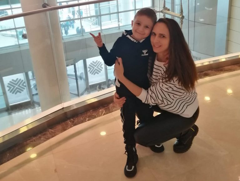 «Мы продолжаем бороться». Анна Капаклы о самочувствии шестилетнего Максима