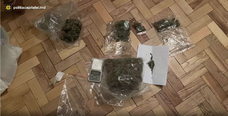 (ВИДЕО) Молодого кишиневца поймали с поличным во время закладки наркотиков на Ботанике