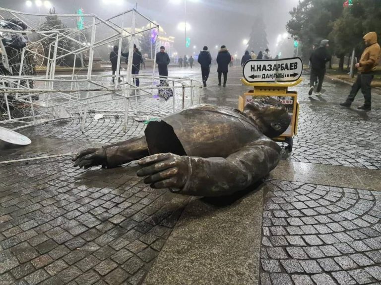 (ВИДЕО) Протестующие сносят памятник бывшему президенту Казахстана