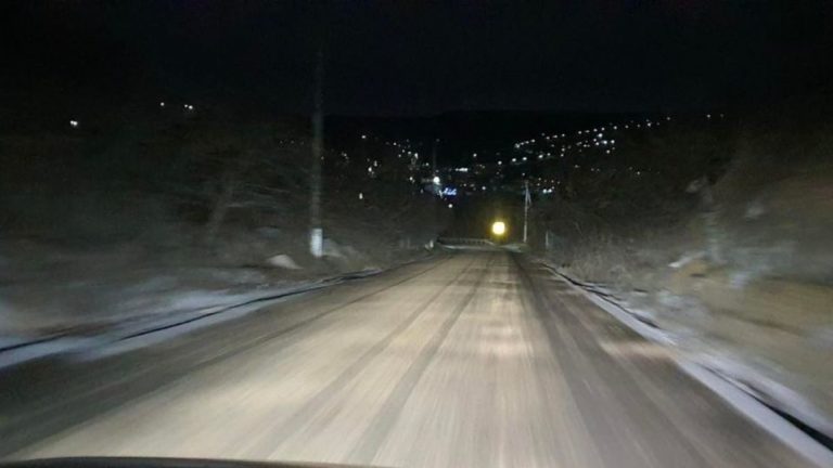 Вниманию водителей: в некоторых районах на дорогах образовалась гололедица