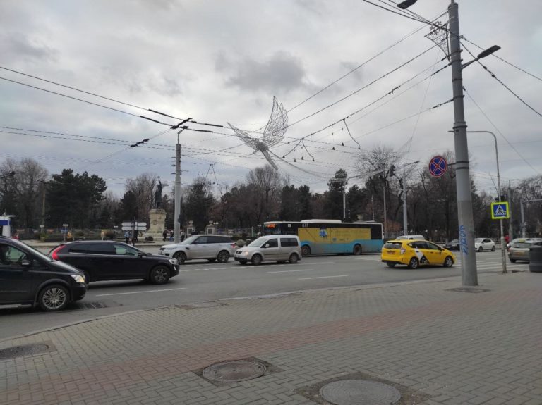 В Кишиневе на конечной остановке умер водитель троллейбуса