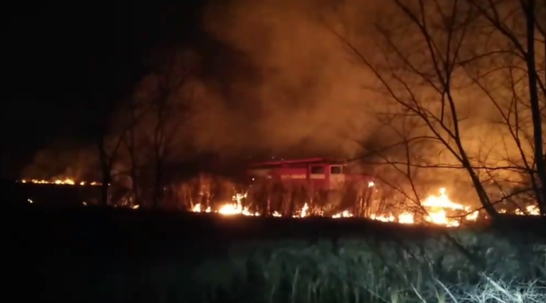 (ВИДЕО) Пожар в пригороде Кишинева: огонь уничтожил 4 га сухой травы