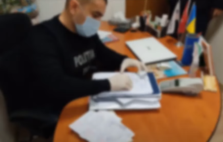 Работников кишиневской турфирмы подозревают в подделке тестов на коронавирус и незаконном оформлении приглашений на работу
