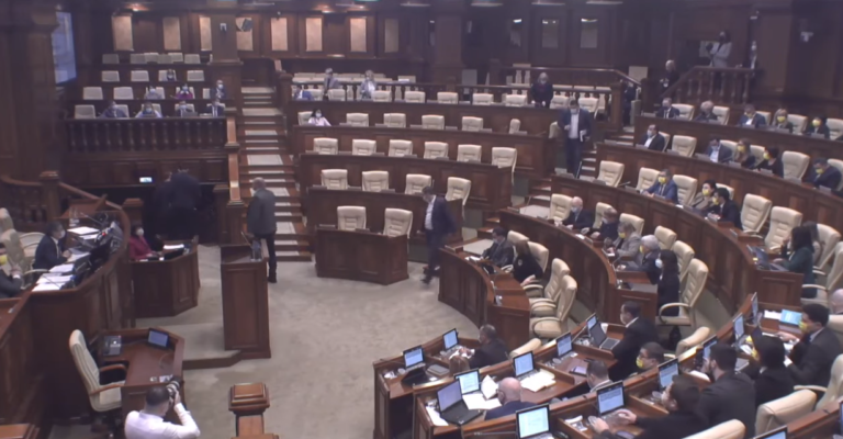 Депутаты Блока коммунистов и социалистов покинули заседание парламента. Они обжалуют в КС решение о введении режима ЧП