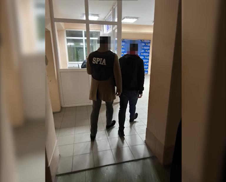 (ВИДЕО) Столичного следователя задержали с поличным за взятку в 1000 евро