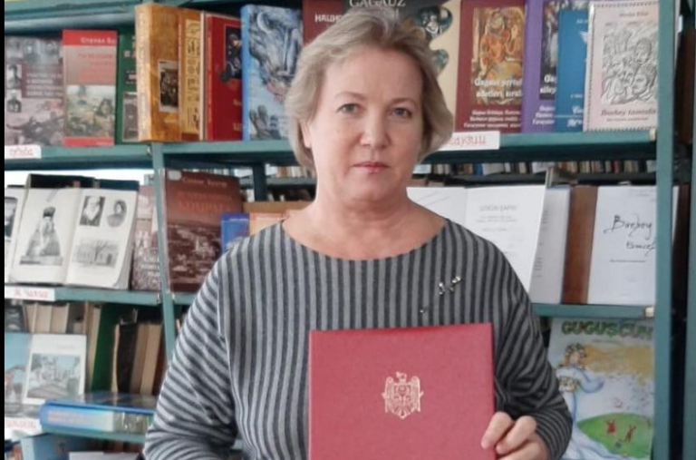 Директору Вулканештской библиотеки депутат парламента вручила диплом за вклад в развитие культуры