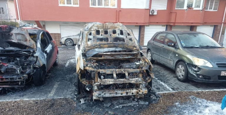 Три автомобиля горели на парковке у жилого дома в Кишиневе