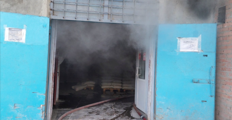 В Кишиневе на складе по упаковке зерна произошел пожар — внутри были и газовые баллоны