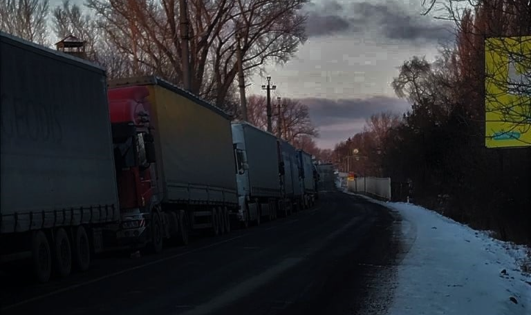 При въезде в Румынию на КПП в Скулянах затруднено движение. В очереди десятки машин
