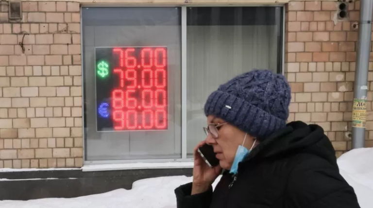 Банк России приостановил покупку валюты из-за обвала рубля