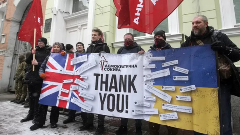 Британия отзывает половину сотрудников посольства в Киеве из-за угрозы российского военного вторжения