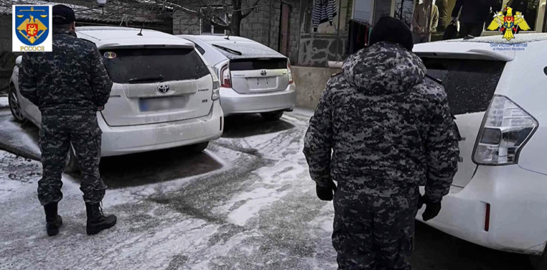 (ВИДЕО) Угоняли авто в Европе и пригоняли Молдову: задержаны 5 человек, в их числе пограничный полицейский