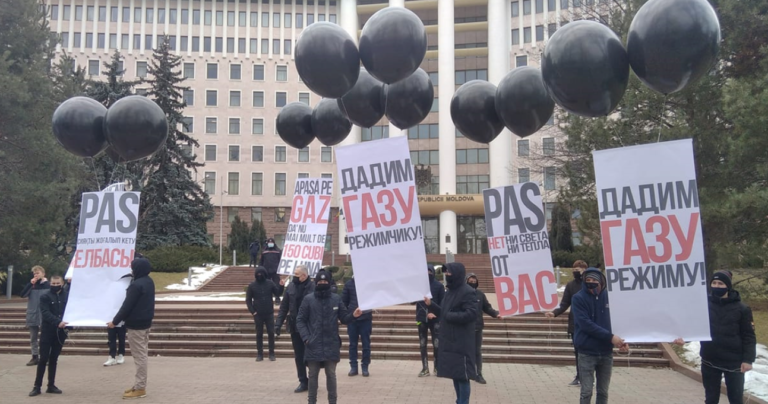 (ВИДЕО ДНЯ) Перед зданием парламента в небо запустили черные шары